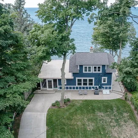 Lake Michigan Beach Cottage - Beach Access And Stunning Views.